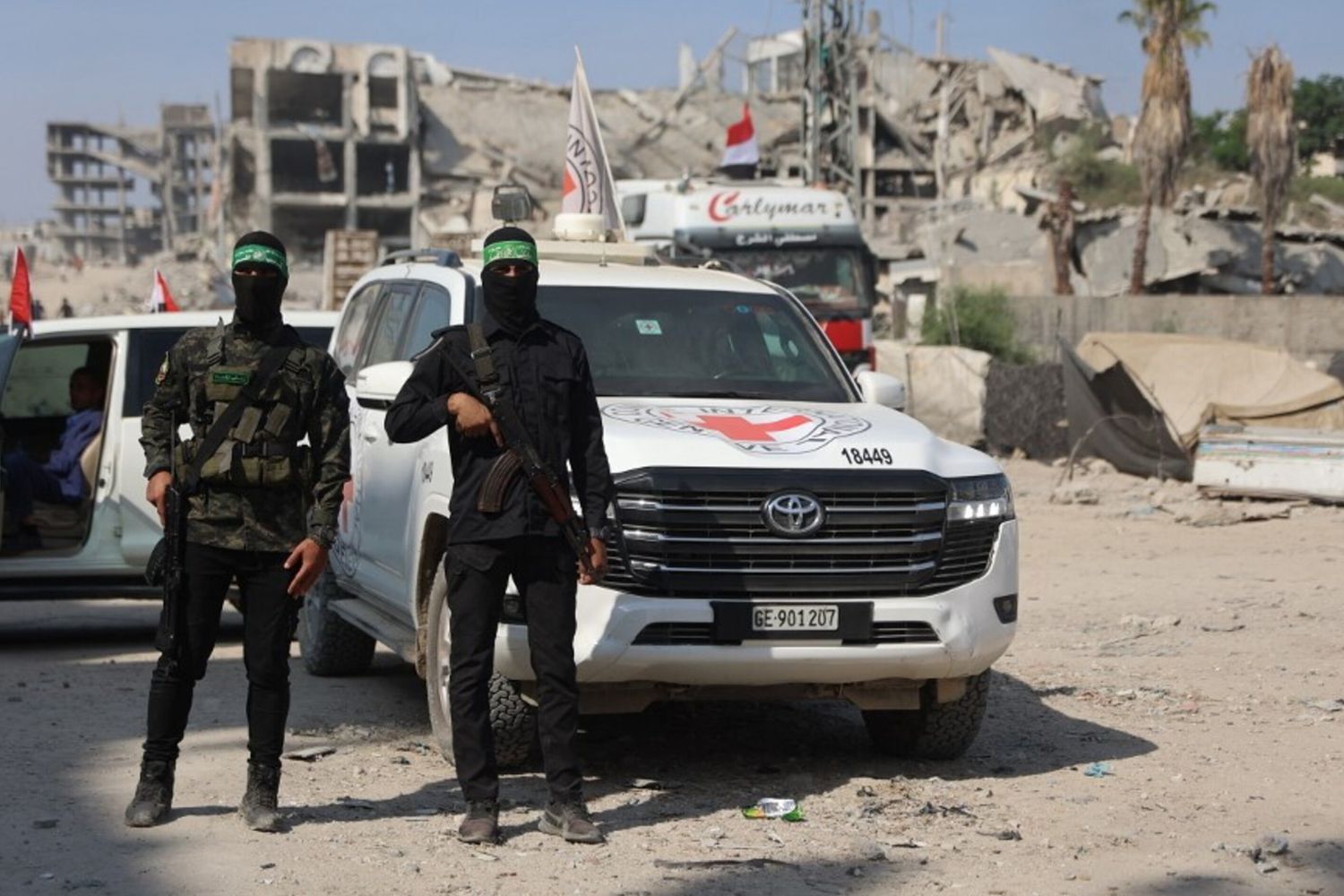 Hamas vicino ai veicoli della Croce Rossa