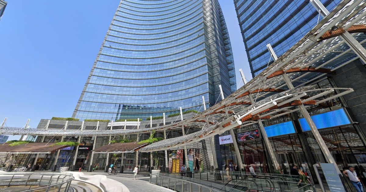 Donna accoltellata a Milano, è grave. Aggressore in fuga