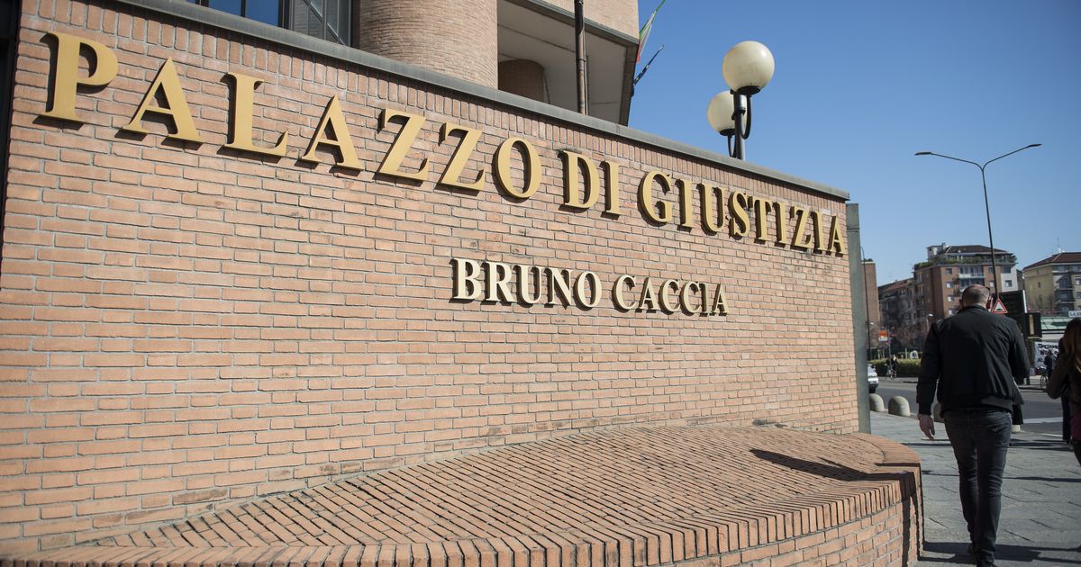 torino disabile 15enne bullizzato e torturato da baby gang nei telefonini il video delle violenze