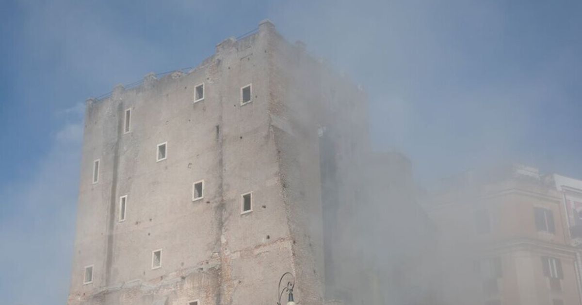 Crolla la Torre dei Conti di Roma. Diversi cedimenti, 5 operai travolti