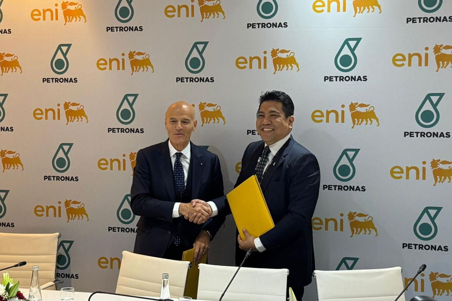 Claudio Descalzi, Amministratore Delegato di Eni, e Tengku Muhammad Taufik, Presidente e Amministratore Delegato di Petronas