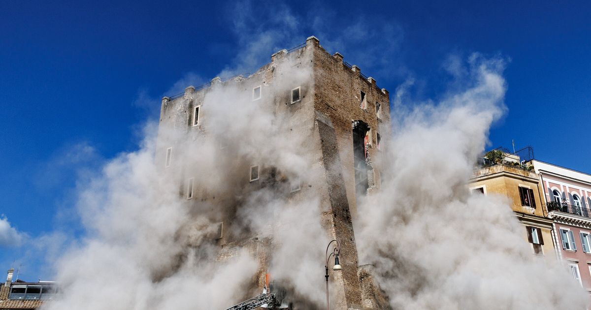 Crolla la Torre dei Conti di Roma. Ansia per un operaio intrappolato sotto cumuli di macer...