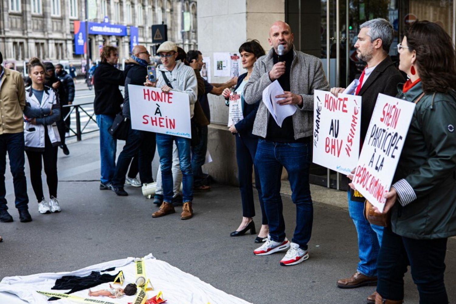 Le proteste contro la commercializzazione delle bambole di Shein