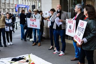 Le proteste contro la commercializzazione delle bambole di Shein