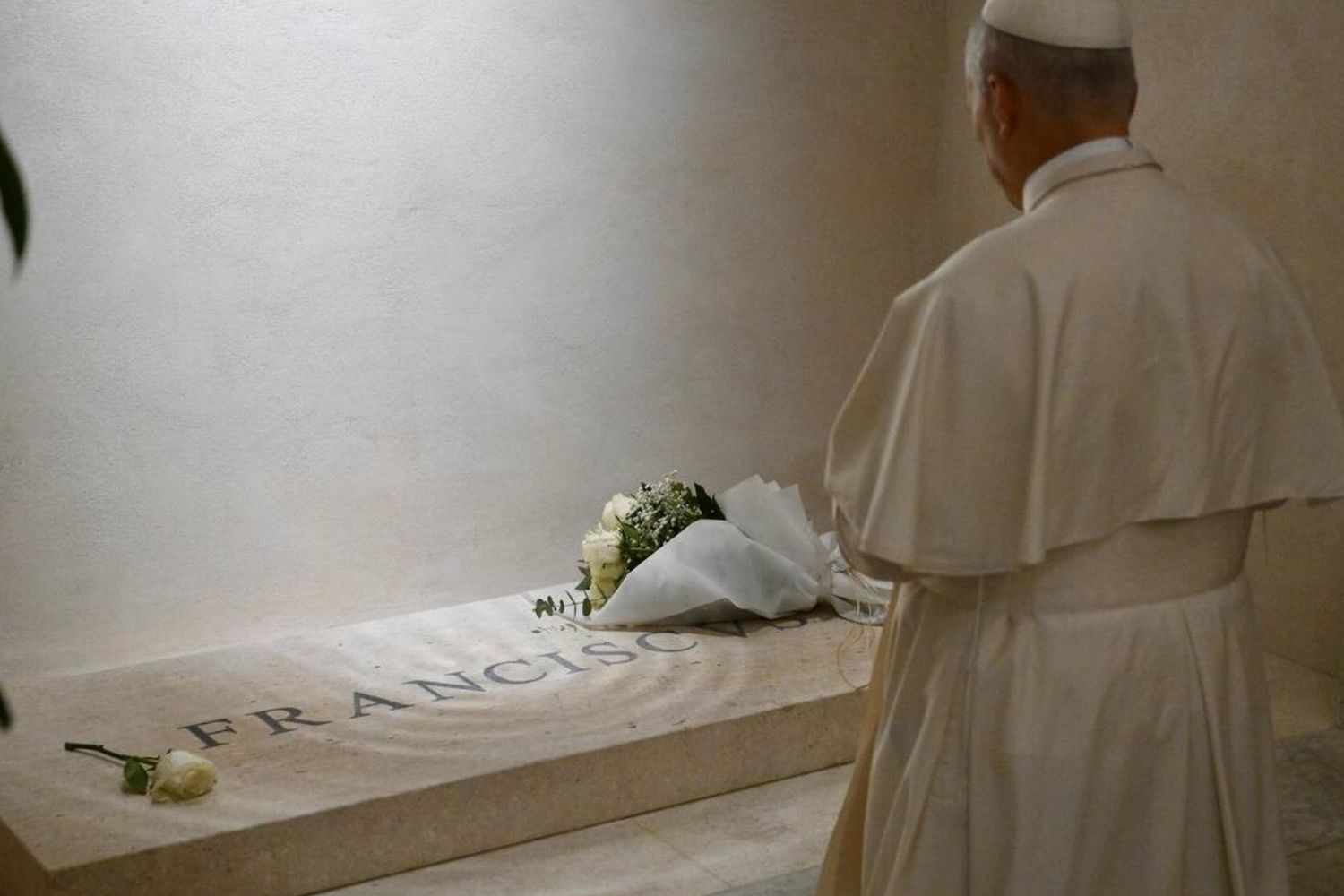 Papa Leone sulla tomba di Francesco