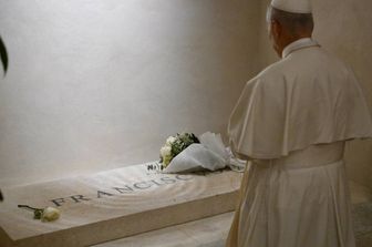 Papa Leone sulla tomba di Francesco