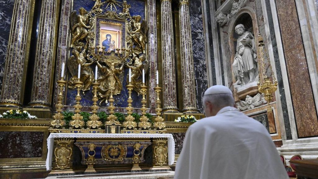 Papa Leone in preghiera a Santa Maria Maggiore