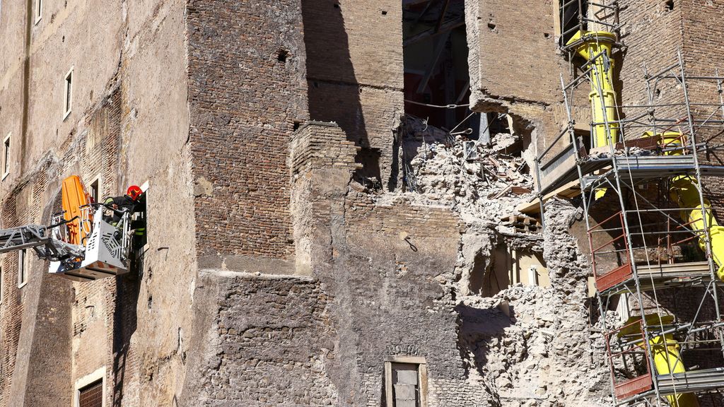 Crollo della Torre dei Conti, è morto l'operaio estratto dalle macerie. Meloni: "Dolore e cordoglio"