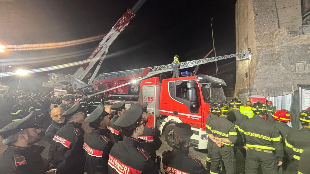 Crollo della Torre dei Conti, è morto l'operaio estratto dalle macerie. Meloni: "Dolore e cordoglio"