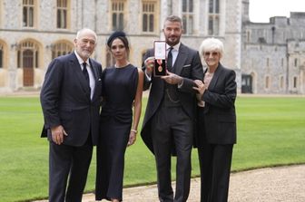 Sir David Beckham  con i suoi genitori e la moglie Victoria