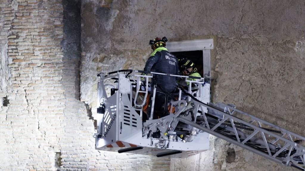 Le operazioni di salvataggio durante il crollo della Torre di Conti