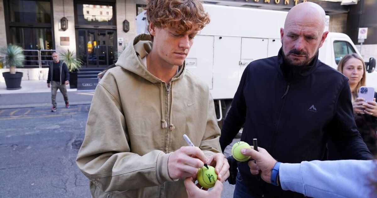 il ritorno del re a torino fan in delirio per jannik sinner