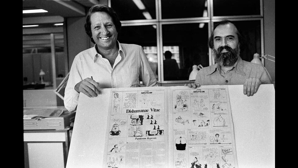 Giorgio Forattini e Massimo Bucchi, vignettisti di Repubblica, mentre lavorano al Satyricon