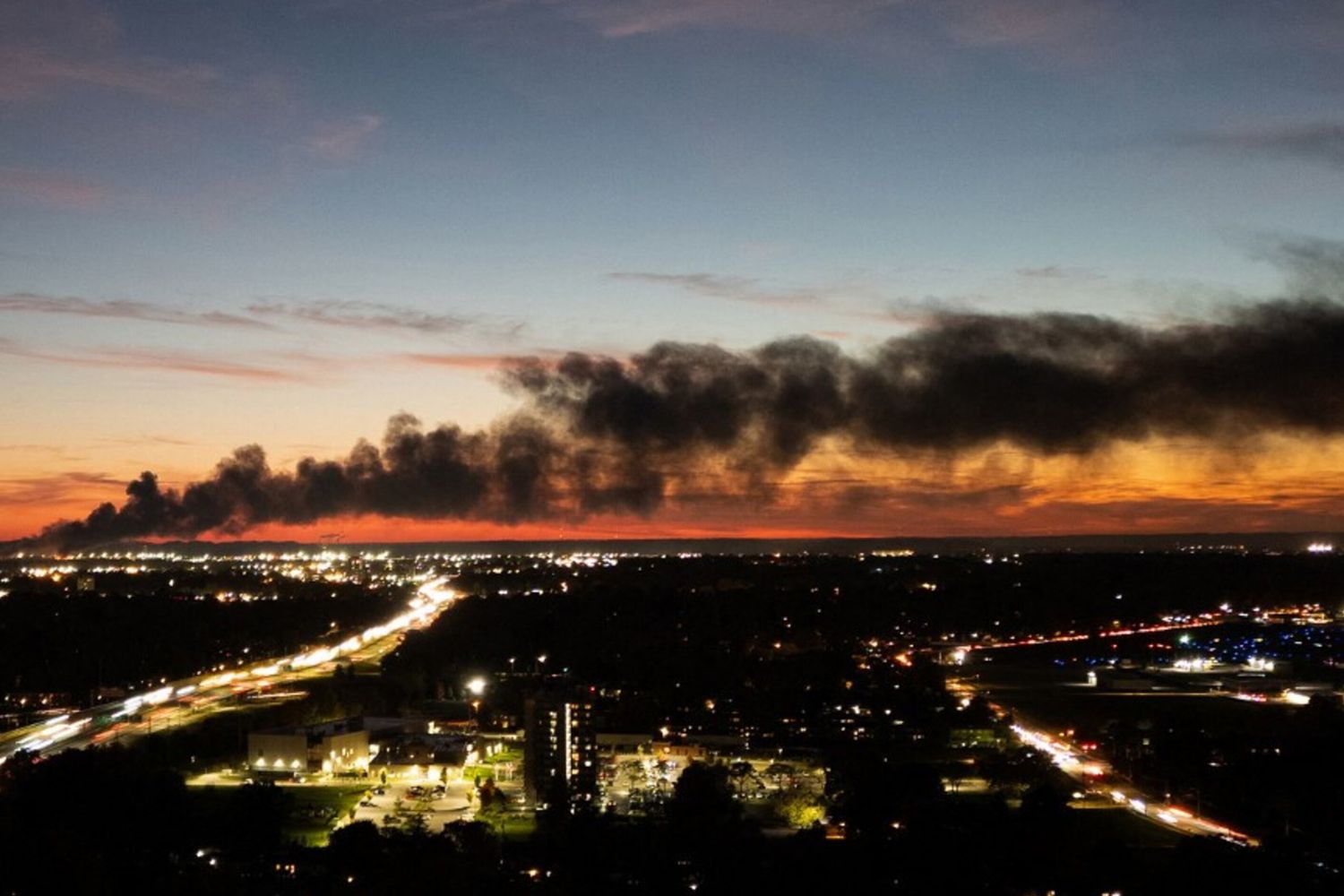 Il fumo dall'aeroporto dopo l'incidente