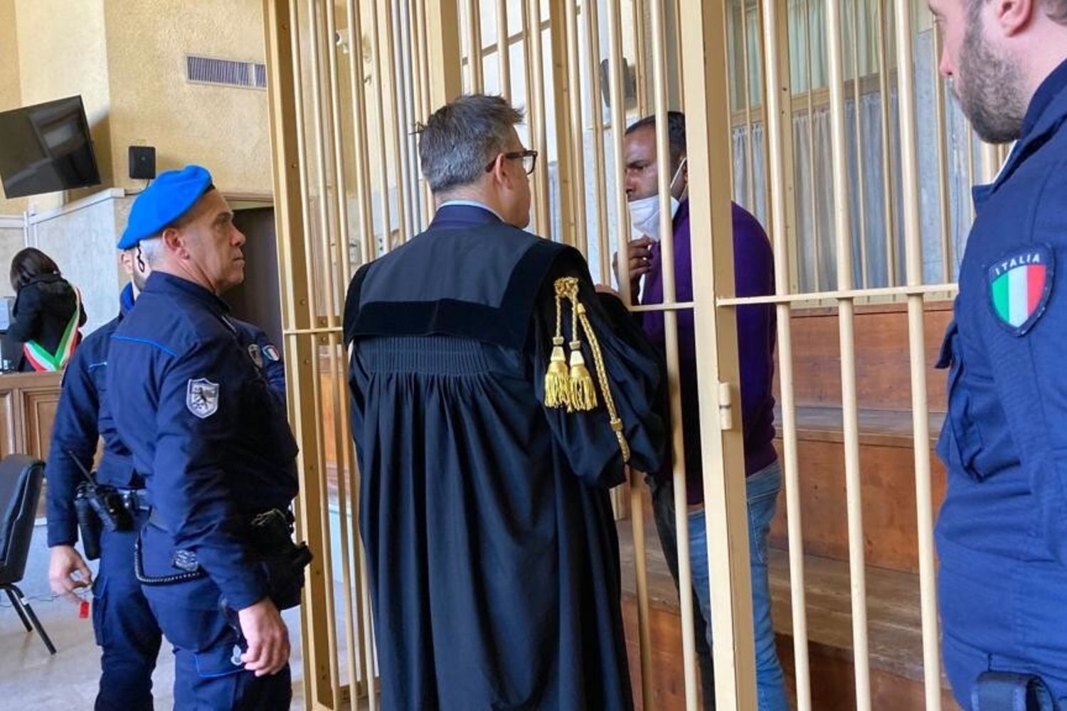 L'imputato mentre parla con il suo avvocato &nbsp;