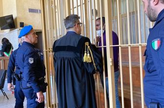 L'imputato mentre parla con il suo avvocato &nbsp;