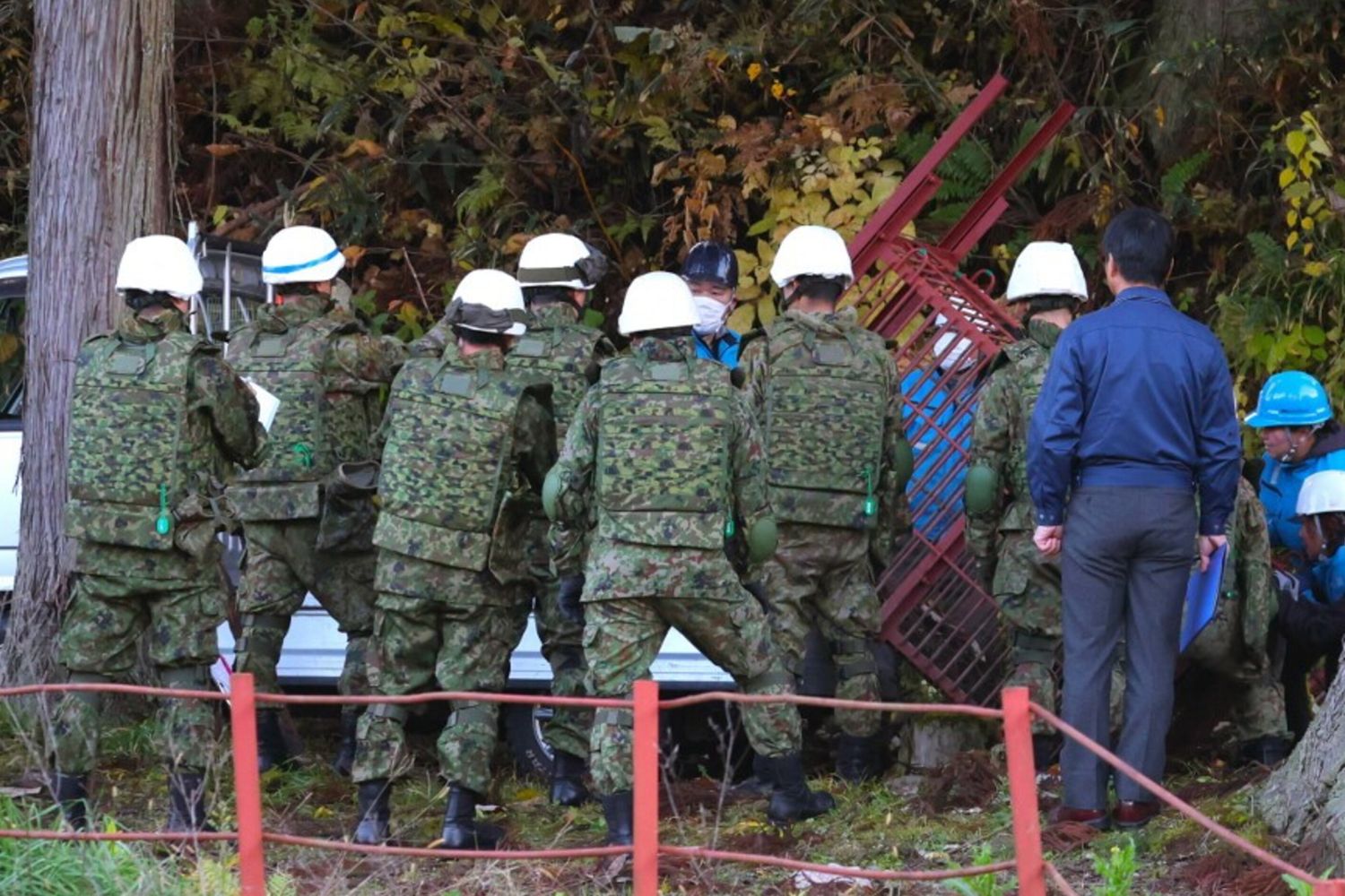 Le Forze di autodifesa giapponesi preparano trappole per orsi nella città di Kazuno,
