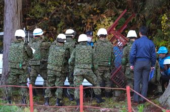 Le Forze di autodifesa giapponesi preparano trappole per orsi nella città di Kazuno,