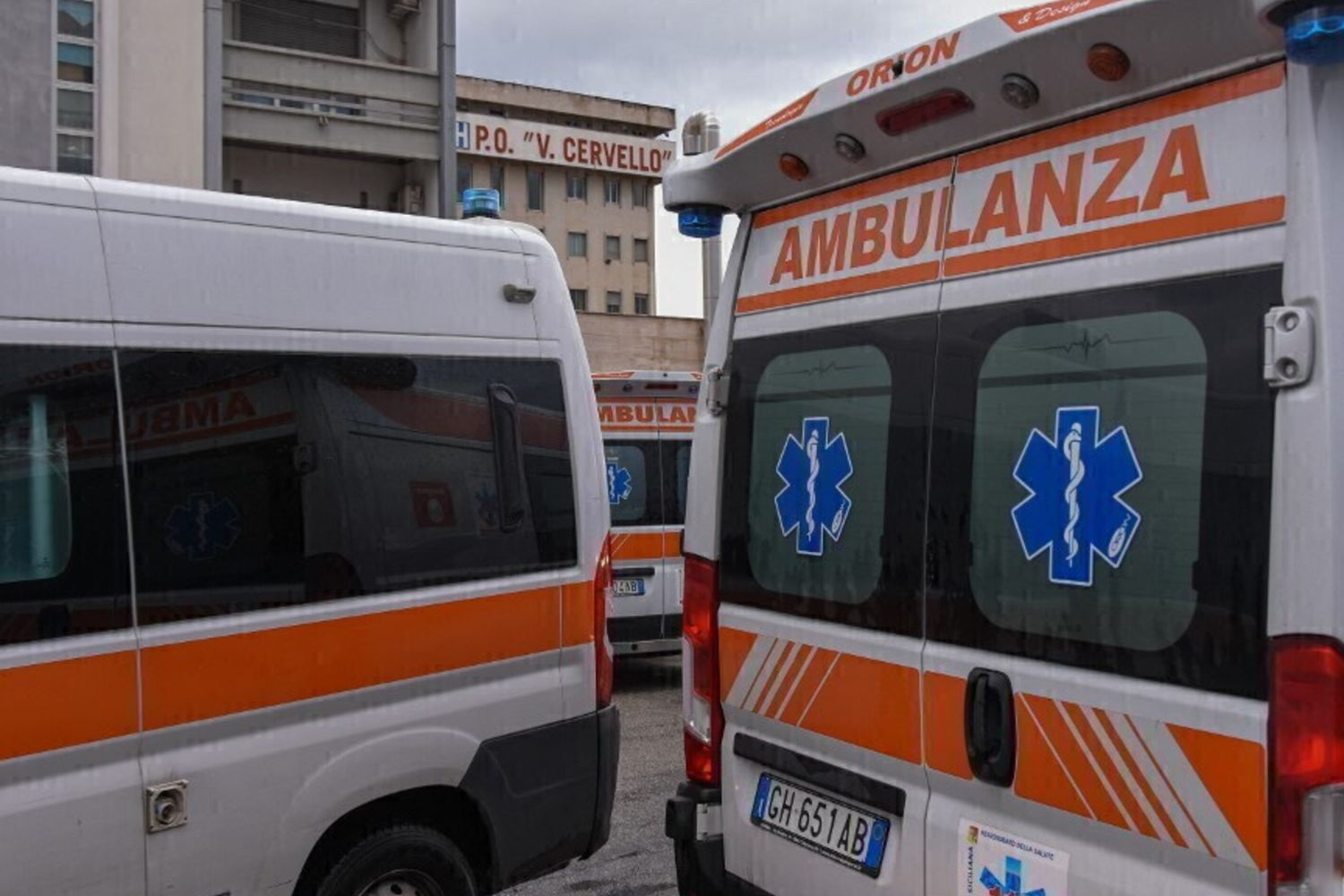 Auto contro scuolabus nel Torinese, un morto. Feriti dieci minorenni