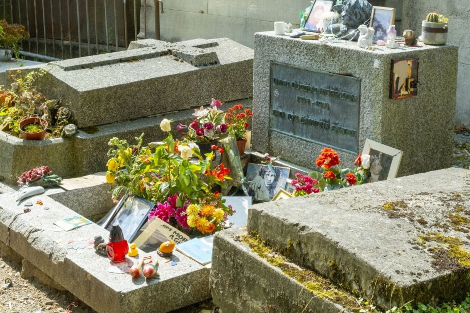 La tomba di Jim Morrison al cimitero di Père Lachaise a Parigi, Francia,