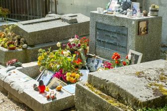 La tomba di Jim Morrison al cimitero di Père Lachaise a Parigi, Francia,