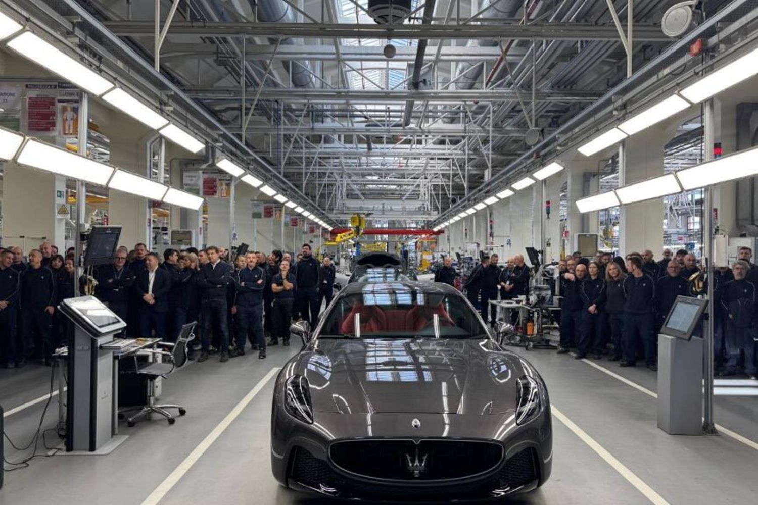 Il taglio del nastro nello stabilimento di Modena della Maserati