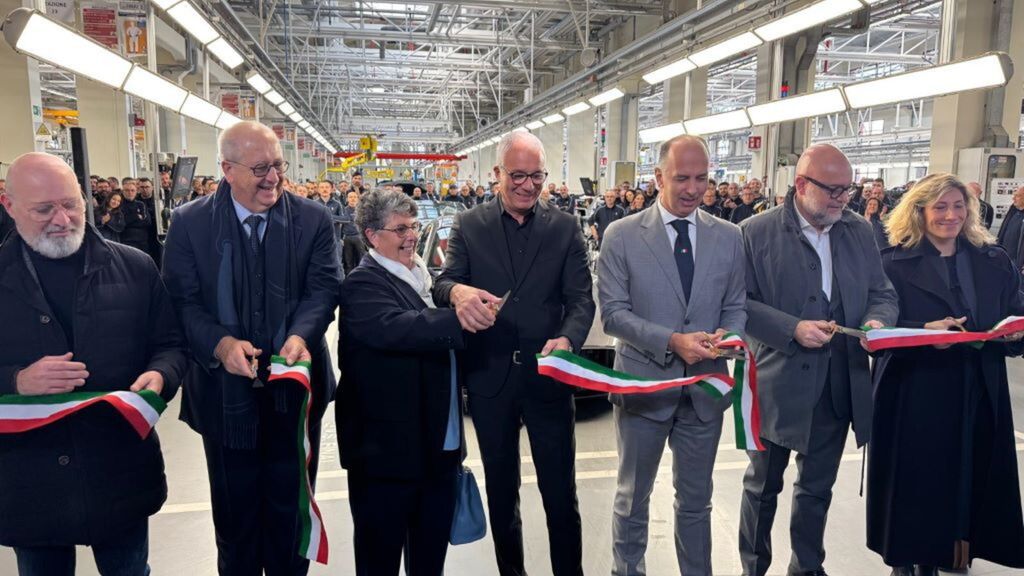 Il taglio del nastro nello stabilimento della Maserati a Modena