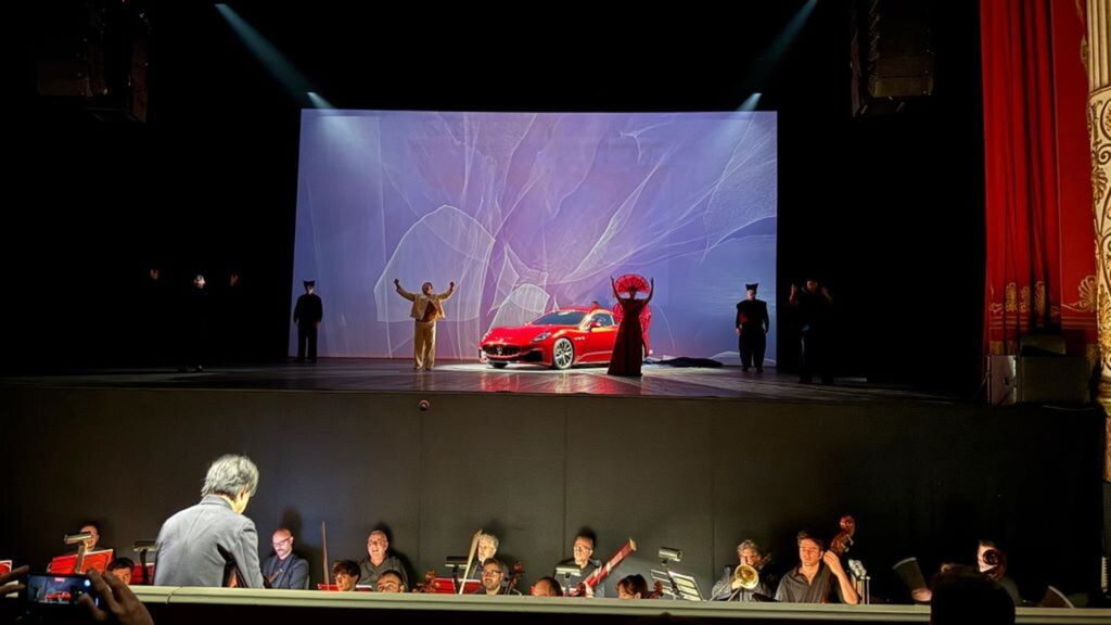 La Maserati GranTurismo sul palco del teatro comunale di Modena