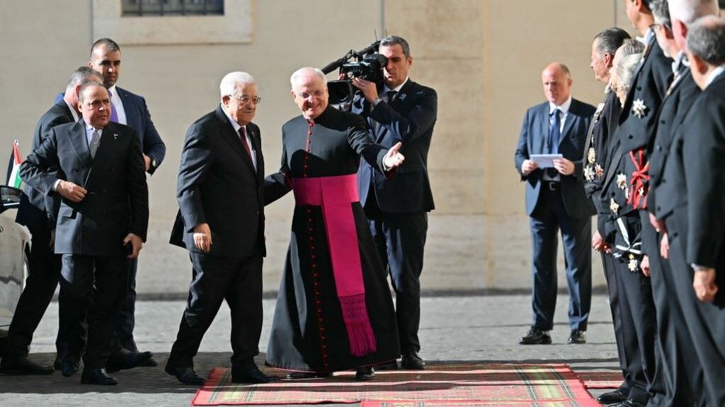 L'arrivo di Abu Mazen in Vaticano