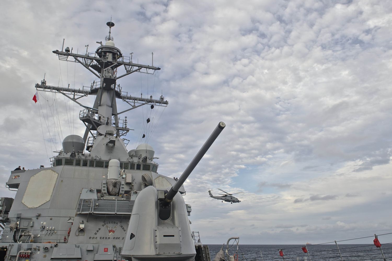 La precedente operazione di quella che il Pentagono definisce &quot;esercizio della libert&agrave; di navigazione&quot; si verifico' il 25 maggio scorso. Anche allora un cacciatorpediniere, lo USS Dewey, penetr&ograve; entro il limite - sostenuto solo da Pechino ma non riconosciuto dalla comunit&agrave; internazionale - delle 12 miglia dall'atollo Mischief nell'altro grande arcipelago conteso, le isole Spratly, pi&ugrave; a sud delle Paracelso. Spratly rivendicate oltre che da Pechino da Taiwan, Filippine, Brunei, Malaysia e Vietnam.