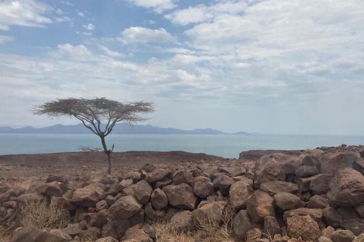 Il lago Turkana, visibile sullo sfondo nella Rift Valley in Kenya