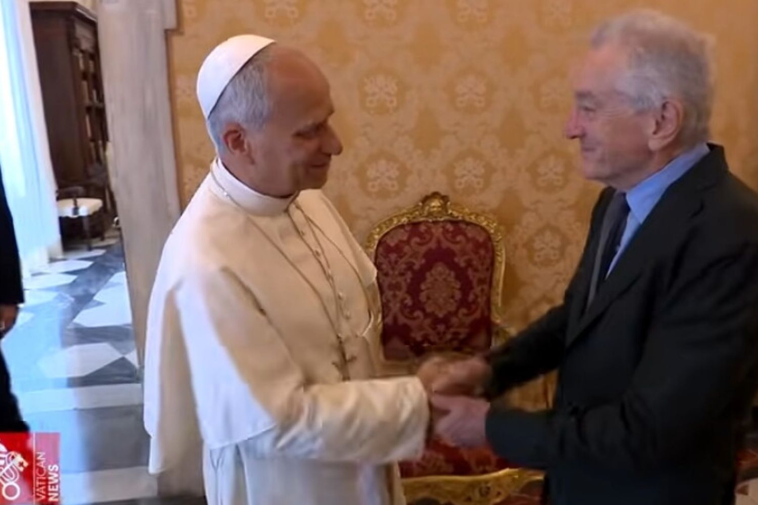 Il saluto tra Papa Leone XIV e Robert De Niro