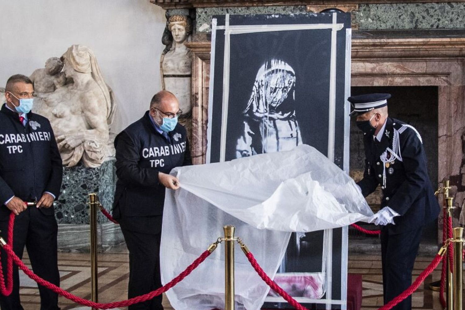 La restituzione della porta del Bataclan di Banksy, 2020