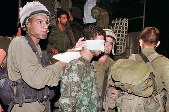 Soldati israeliani arrestano militanti di Hamas