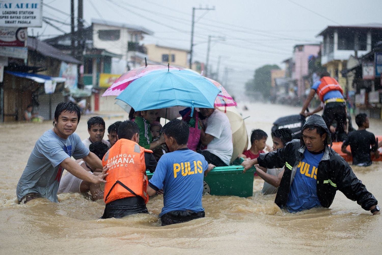 Tifone Fung-wong nelle Filippine, 100mila persone evacuate