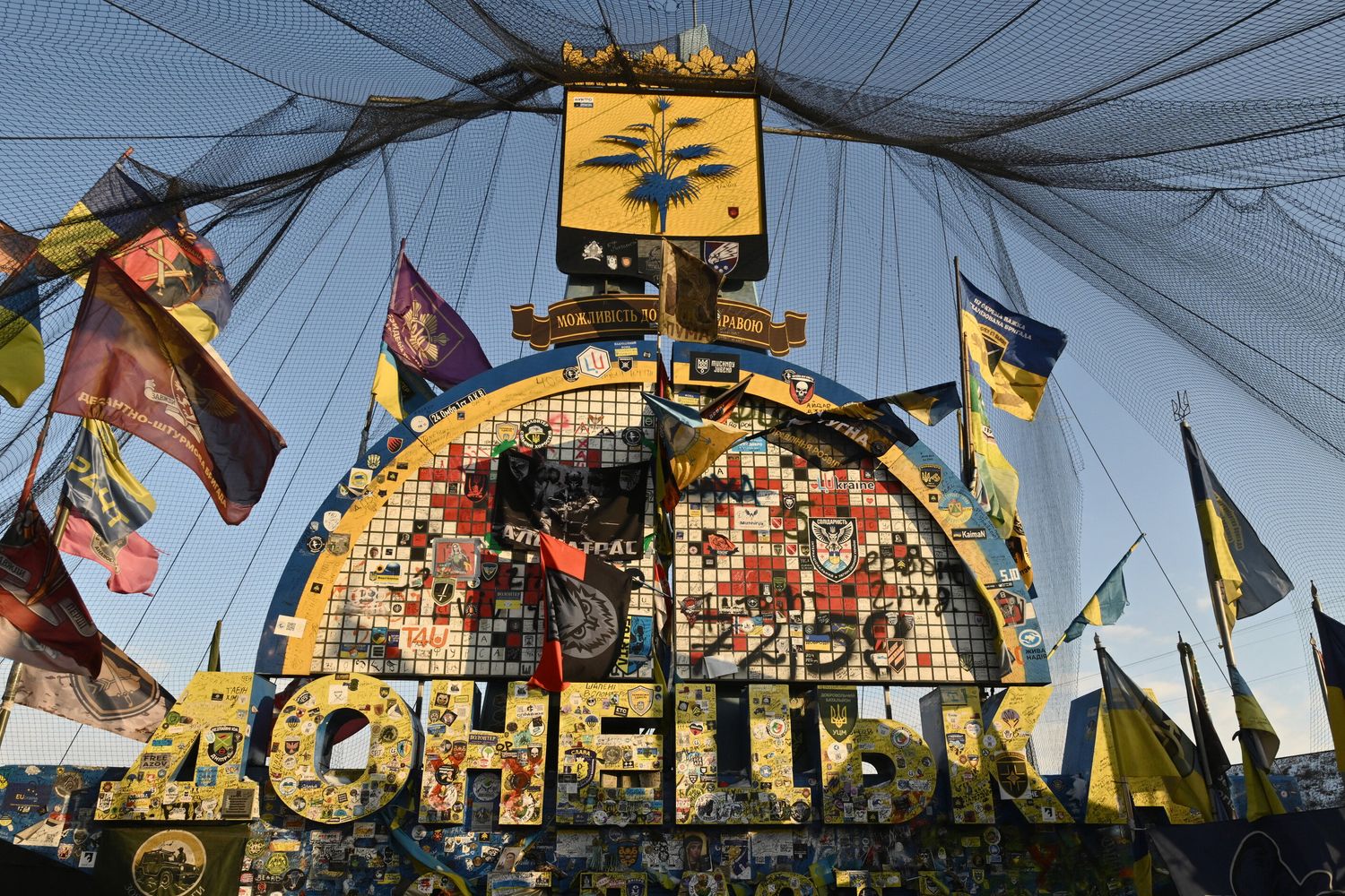 Ingresso nella regione di Donetsk protetto da una rete per evitare danni e droni