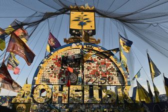 Ingresso nella regione di Donetsk protetto da una rete per evitare danni e droni