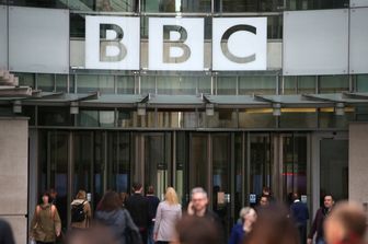 Bbc nella bufera, si dimettono i vertici dopo il discorso di Trump manipolato