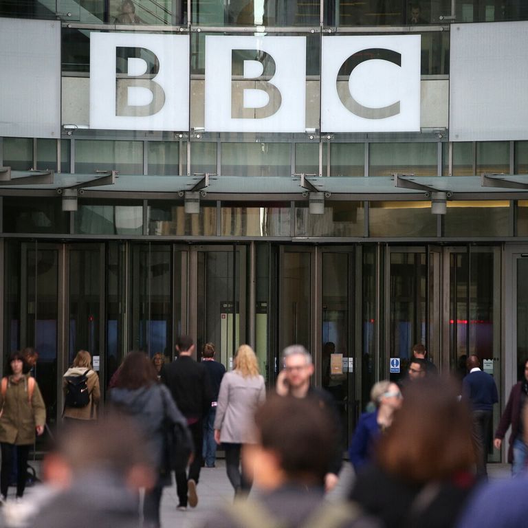 Bbc nella bufera, si dimettono i vertici dopo il discorso di Trump manipolato