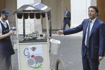 Renzi e il carretto dei gelati a Palazzo Chigi, 2014