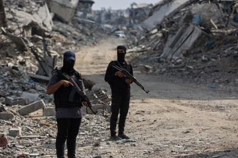 Militanti di Hamas sorvegliano un'area dove stanno cercando i corpi degli ostaggi