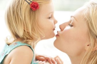 Bacio mamma e figlia