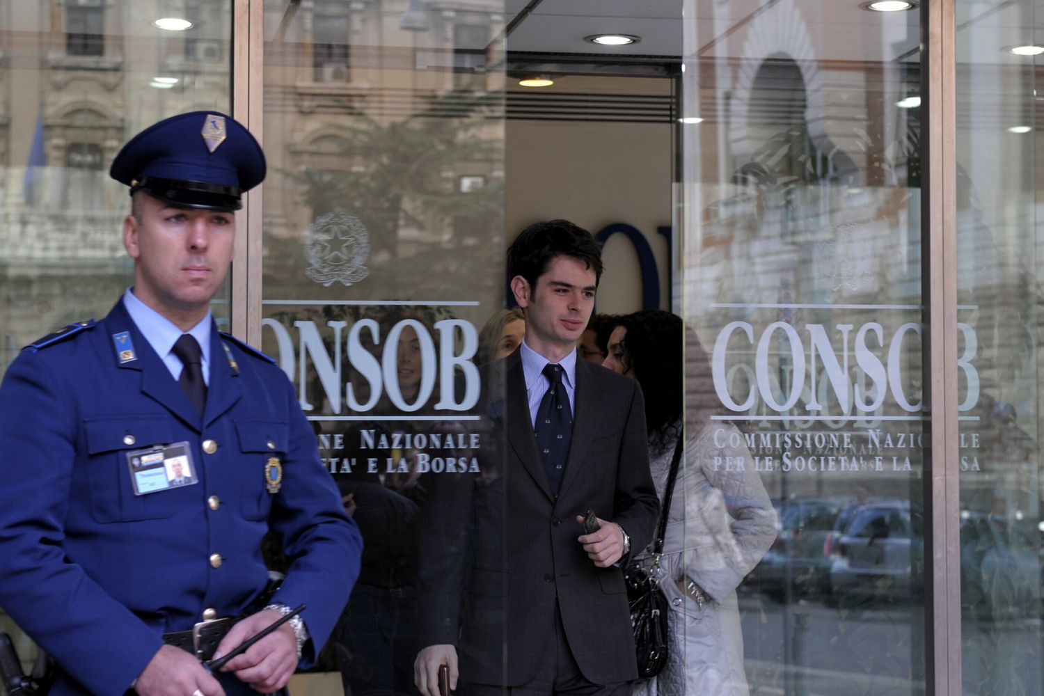 Guardia giurata all'ingresso della Consob