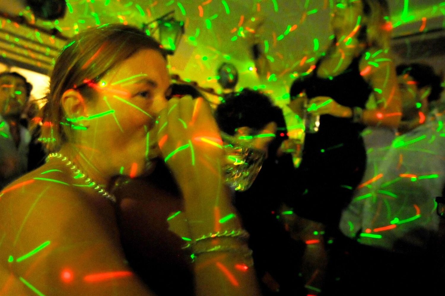 Una reagazza in discoteca