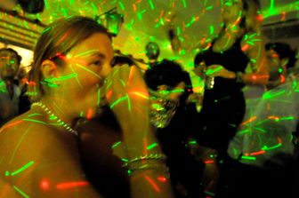 Una reagazza in discoteca