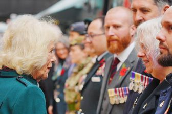 La regina Camilla d'Inghilterra incontra i veterani mentre partecipa all'iniziativa “Poppies to Paddington” della Great Western Railway in occasione dell'Armistice Day