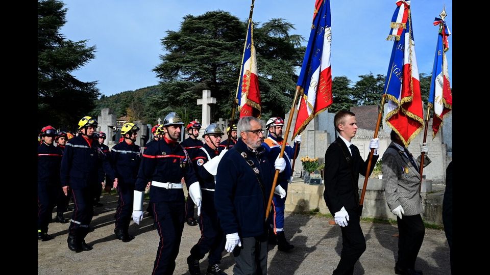 Simon Plenet, sindaco con la fascia tricolore, durante la cerimonia commemorativa dell'11 novembre al cimitero La Croizette di Annonay, in Ardèche(Francia)