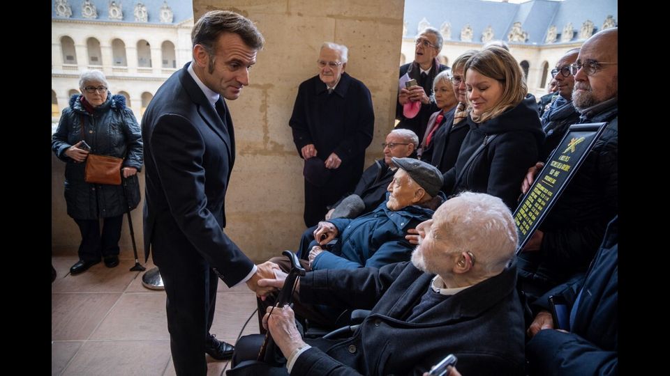 Macron  stringe la mano al veterano della Seconda guerra mondiale Alfred Wolgroth