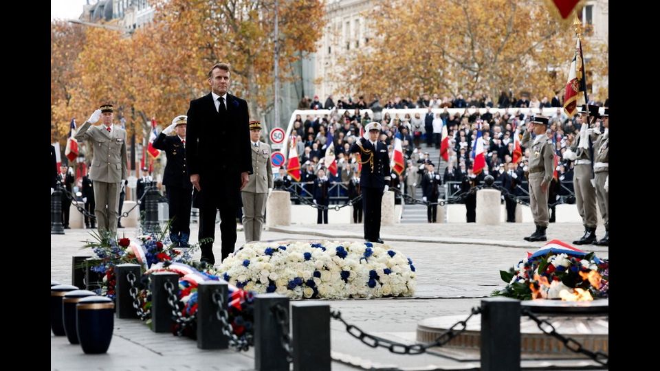 Macron celebra l'armistizio all'Arco di Trionfo