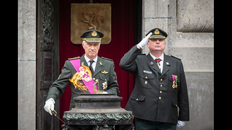Il re del Belgio Filippo al monumento del Milite ignoto di Bruxelles